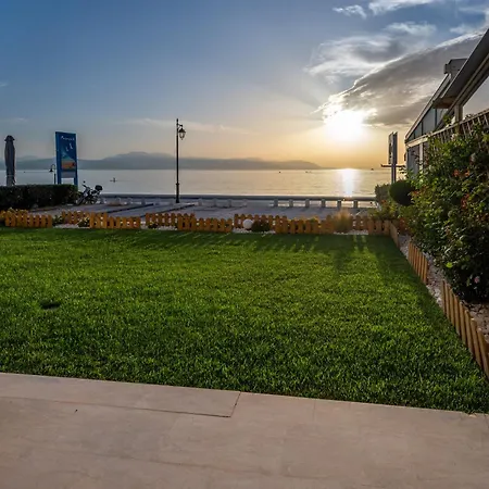 Loutraki Sea Sunset Apartment Exterior photo