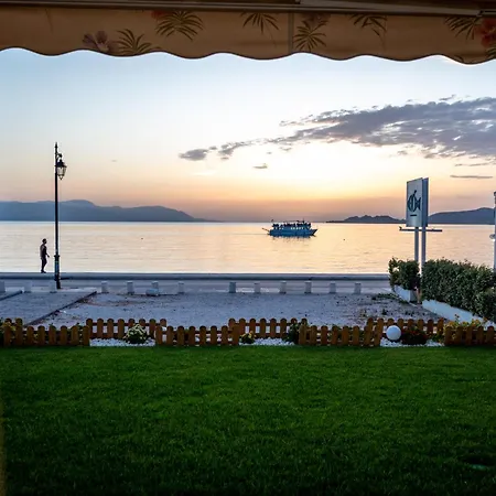 Loutraki Sea Sunset Apartment Exterior photo